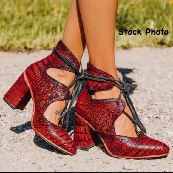 🚫🚫SOLD!🚫|•FREEBIRD🦅BY STEVEN•| GORGEOUS Joyce Red Croco Lace Up Ankle Bootie - Picture 1 of 16